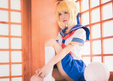 Tuyệt vời cosplay mỹ nhân Saber trong trang phục nữ sinh Nhật Bản