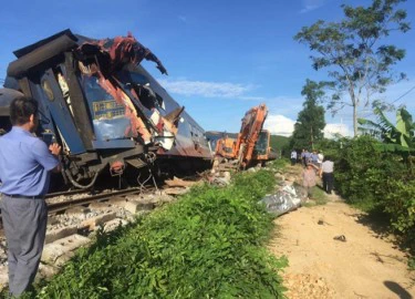 Vụ lật tàu ở Quảng Bình: Tài xế máy xúc cố tình vượt đường sắt