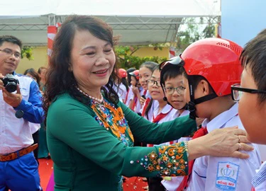 Đội mũ bảo hiểm giúp học sinh có ý thức tuân thủ luật giao thông