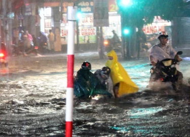 Đường Sài Gòn ngập sâu trong mưa lớn, nhiều người ngã nhào