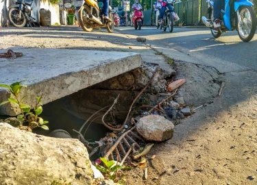 Hàng loạt miệng cống &#8216;bẫy&#8217; người đi đường ở Sài Gòn