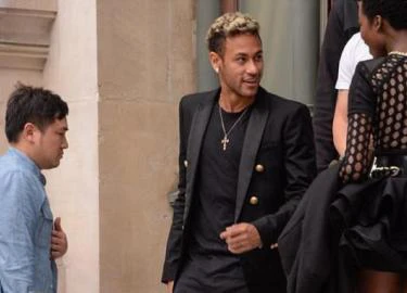 Neymar, Alves sải bước trên sàn diễn thời trang Paris