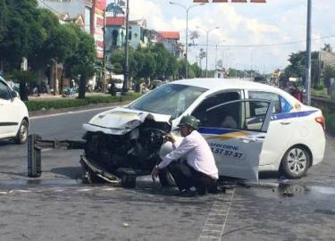 Taxi tông gãy trụ đèn cao áp, ba người nhập viện