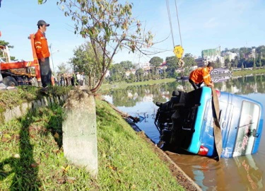 Xe khách lao xuống hồ Xuân Hương