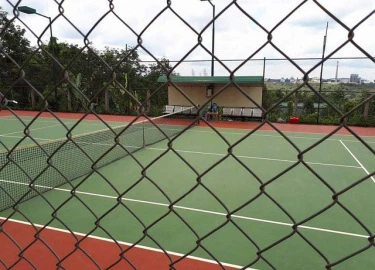 Doanh nghiệp góp tiền làm sân tennis để... lãnh đạo xã chơi?