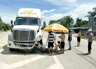 Hai người đàn ông tử vong dưới bánh xe tải