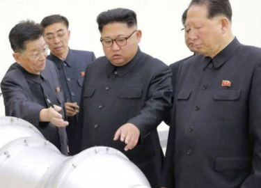 Hai nhân vật bí ẩn cùng Kim Jong-un kiểm tra đầu đạn hạt nhân