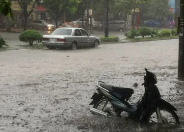 Mưa lớn, đại lộ Hùng Vương (Việt Trì, Phú Thọ) thành &#8220;biển nước&#8221;