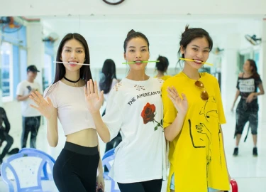 Top 3 Next Top ngậm ống hút luyện catwalk