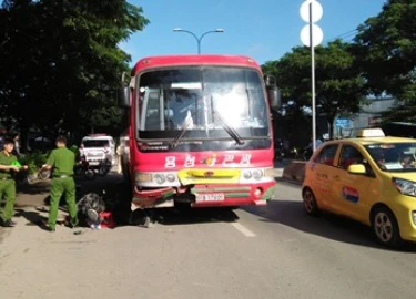 TP.HCM: Xe khách va chạm xe máy, đôi vợ chồng thương vong