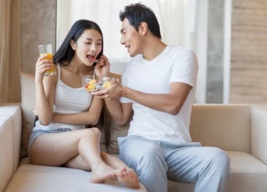 Chỉ 2 tháng trong khi tôi đi công tác, người yêu đã vội vã lên xe hoa với người khác