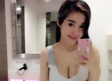 Elly Trần và dàn sao Việt đọ sexy trong phòng tắm