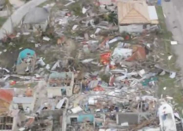 Siêu bão Irma: Xe hơi bay, xe container cũng bay