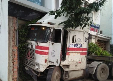 Xe container tông văng dải phân cách, lao thẳng vào nhà dân