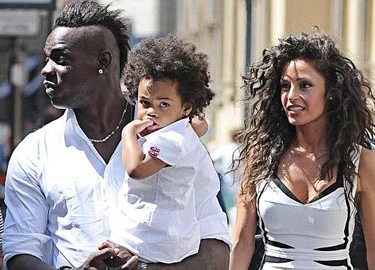 Balotelli ngoan hơn nhờ lại thành "bố trẻ con"