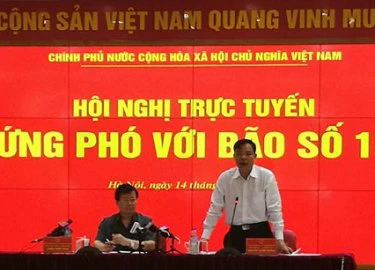 Bão số 10 di chuyển thần tốc, miền Trung ban hành gấp lệnh cấm biển