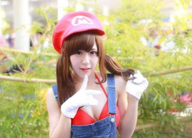 Cosplay nhân vật Mario phiên bản "có ngực" khiến bạn không khỏi nóng mắt