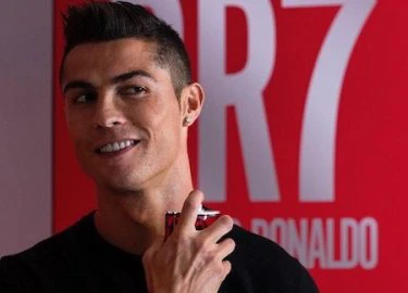 C.Ronaldo lên mạng xã hội "dụ dỗ" cổ động viên mua nước hoa