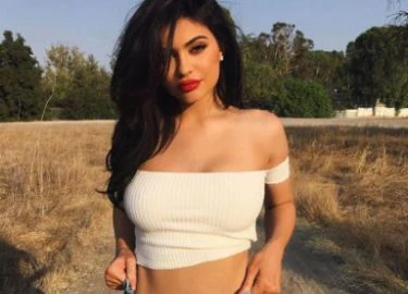 Đôi môi cong đầy gợi cảm của Kylie Jenner