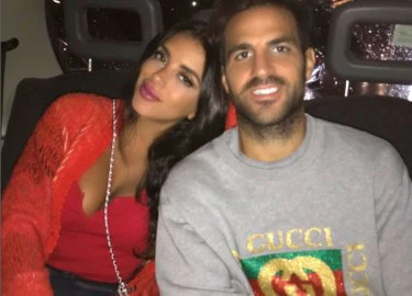 Fabregas diện áo điệu đi chơi đêm với bồ già