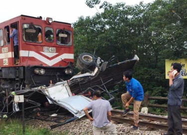 Hà Nội: Tàu hỏa tông nát bét xe tải, đường đang tắc nghiêm trọng