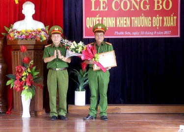 Khen thưởng công an phá vụ án đâm chết bảo vệ trường học