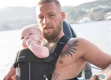 McGregor vừa ăn, vừa trông con