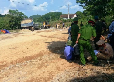 Ngăn bố mẹ phản đối thi công đường, cô gái trẻ bị xe ben cán tử vong