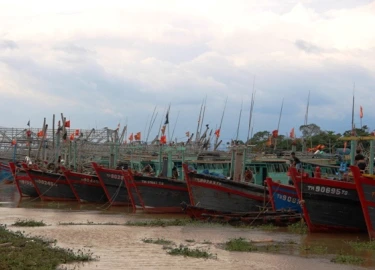 Nghệ An cấm tàu ra khơi, Thanh Hóa còn 7.000 người trên biển