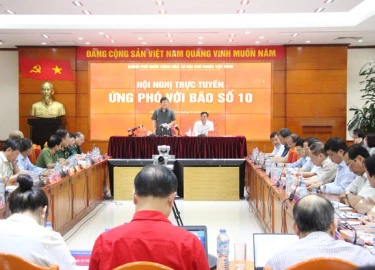 Trưa mai bão vào miền Trung, sóng biển vùng tâm bão cao hơn 10m