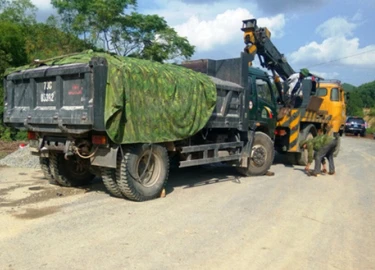 Ngăn ôtô ben thi công đường trước nhà, cô gái bị xe cán tử vong