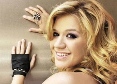 Kelly Clarkson tẩy chay nhà sản xuất bị đồn cưỡng hiếp Kesha