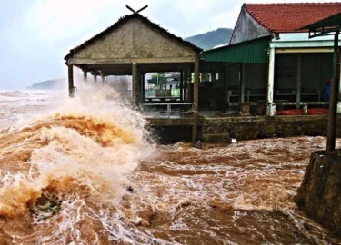 Nước biển dâng cao đột ngột, nhiều vùng ngập nặng