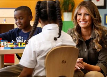 Bà Melania Trump trò chuyện cùng trẻ em tại căn cứ quân sự