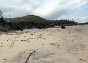 Cận cảnh đê biển cao hàng mét bị sóng &#8220;thổi bay&#8221;