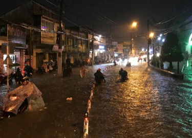 Đường sắt Nam Bắc tê liệt vì mưa cực lớn ở phía Đông Sài Gòn