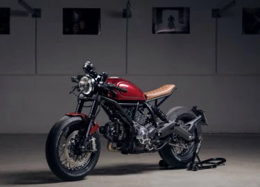 Ngắm Ducati Scrambler Sixty 2 độ màu anh đào đẹp mê ly