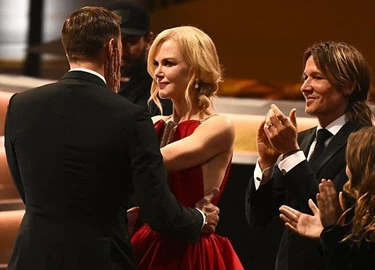 Nicole Kidman 'khóa môi' bạn diễn trước mặt chồng