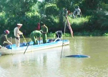 Phát hiện người đàn ông nằm chết trên xuồng máy