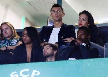 Rộ tin C. Ronaldo sắp cưới vì bạn gái lộ nhẫn đính hôn