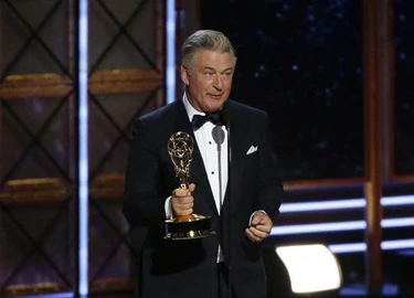 Tài tử Alec Baldwin 'đá xoáy' ông Donald Trump khi lên nhận giải