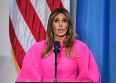 Bà Melania Trump gây chú ý với bộ cánh hồng rực tại Liên Hợp Quốc