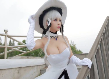 Bộ ảnh cosplay gợi cảm về cô nàng tóc bạch kim HMS Illustrious trong game Azur Lane