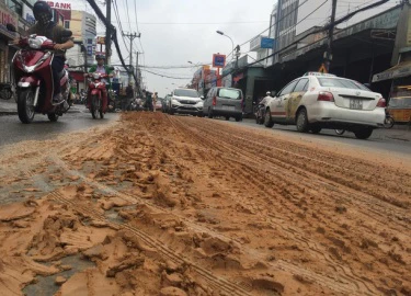 "Hung thần" xe ben làm rơi hàng tấn đất xuống đường rồi bỏ chạy