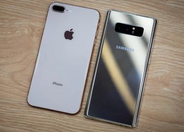 iPhone 8 Plus đọ dáng với Galaxy Note 8