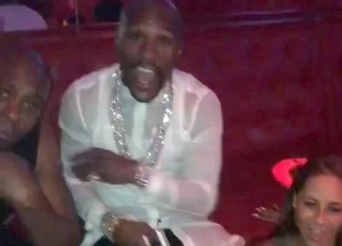 Mayweather ném tiền rơi lả tả, các người đẹp thi nhau nhặt vào bao tải