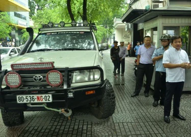 Ông Đoàn Ngọc Hải không phạt xe ngoại giao đậu trên vỉa hè