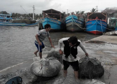 Tàu ra Phú Quốc ngưng chạy vì mưa giông