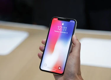 Tim Cook: &#8216;iPhone X đáng giá 999 USD&#8217;