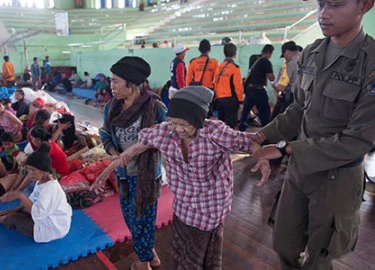 Hàng chục nghìn người Indonesia sơ tán vì sợ núi lửa phun trào